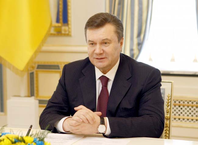 Янукович пока что разбирает завалы