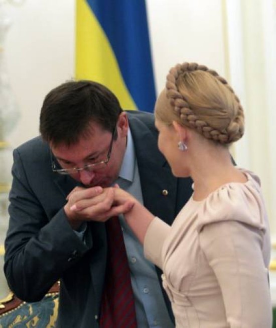 Луценко целует ручку Тимошенко