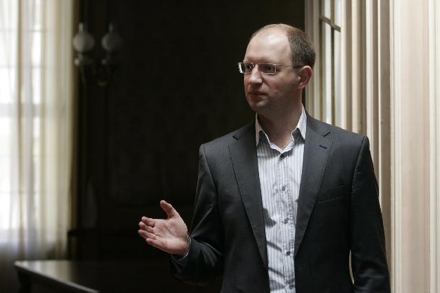 Яценюк распустит парламент и местные советы, если победит на выборах