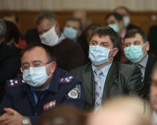 Свиной грипп H1N1: Время надевать и срывать маски